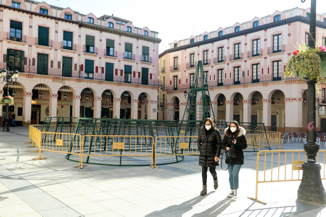 El árbol de Navidad ya ha empezado a colocarse en la plaza López Allué.