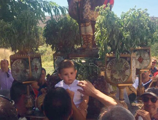 Los bebés se colocan en la peana de San Mamés durante la procesión, para ser bendecidos