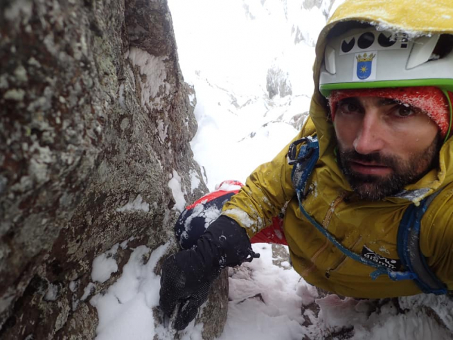 Jonatan García durante la ascensión al Aneto en el temporal.