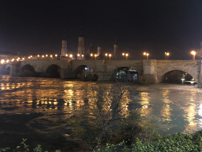Una imagen de la crecida del Ebro de noche.