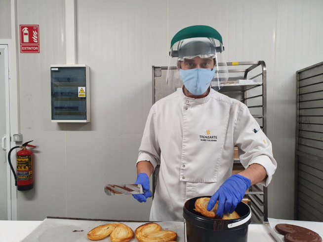 Isidro, maestro chocolatero, trabajando en el obrador