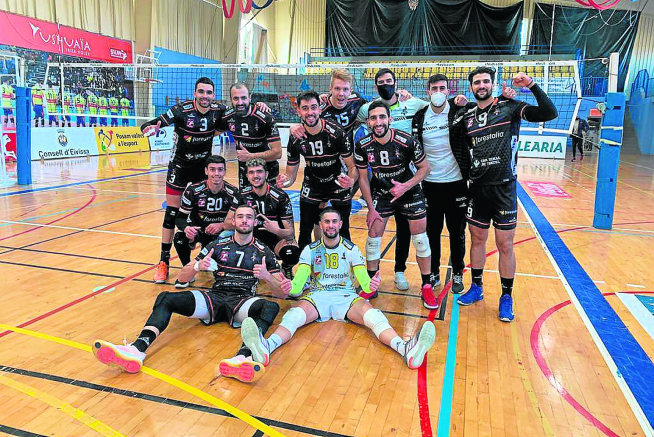 Los jugadores del CV Teruel, al completo, celebran la victoria frente al Ushuaïa Ibiza
