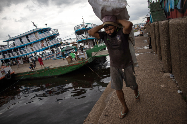 Temor a la variante brasileña de la covid se suma al colapso en la Amazonía