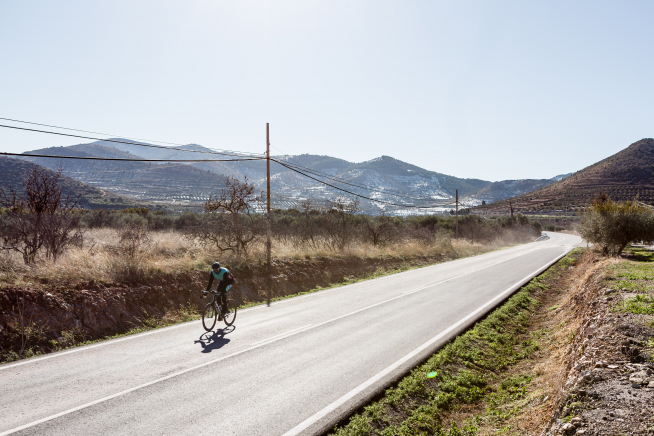 Nuevo firme en la carretera que une La Almunia y Alpartir