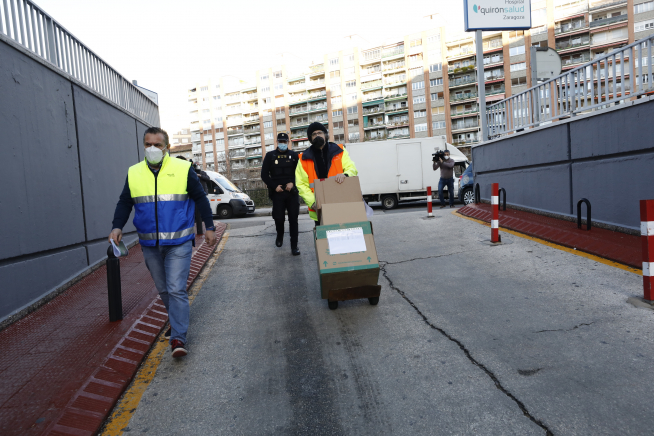 Llegada de las vacunas contra la covid al Hospital Quirónsalud de Zaragoza.