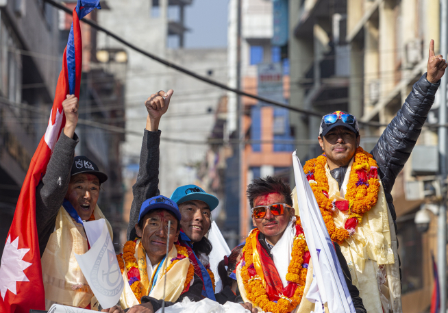 Los sherpas que hicieron la cumbre invernal al K2, una gesta histórica, recibidos en Katmandú como héroes