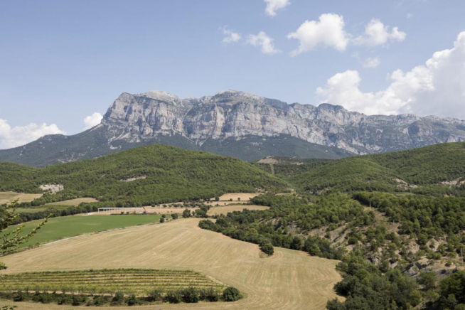 El municipio de El Pueyo de Araguás se encuentra a los pies de la Peña Montañesa.