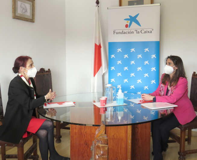 Isabel Moreno, directora de la Territorial Ebro de Caixa Bank, y Pilar Cintora, presidenta regional de Cruz Roja Aragón.