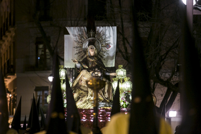 La talla de la Piedad en la procesión de la madrugada del Viernes Santo.