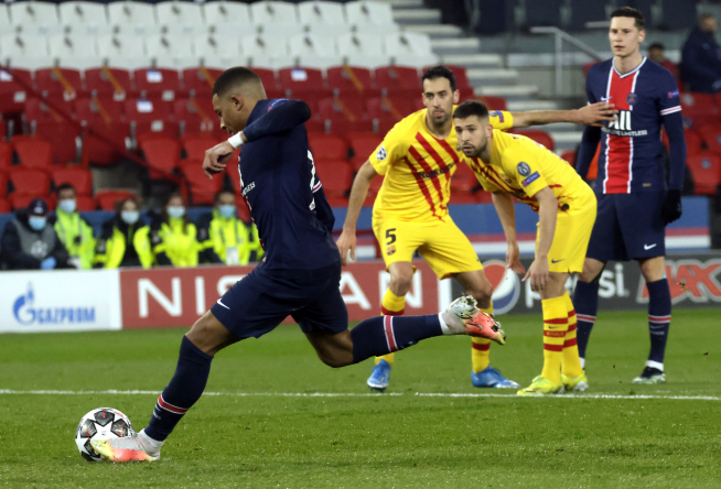 Mbappé marca el gol del PSG de penalti, en el partido de vuelta de los octavos de final entre el Paris Saint Germain y el FC Barcelona