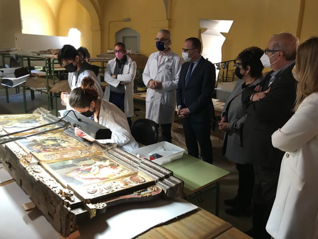 Las autoridades han podido conocer el trabajo de los alumnos de la Escuela de Restauración de Aragón, con sede en Huesca.