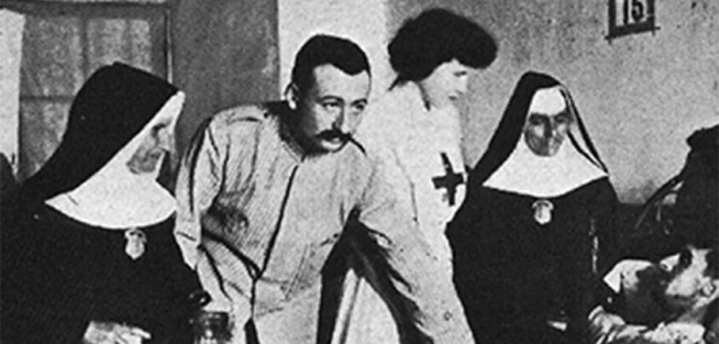 Fidel Pagés atiende a un paciente.