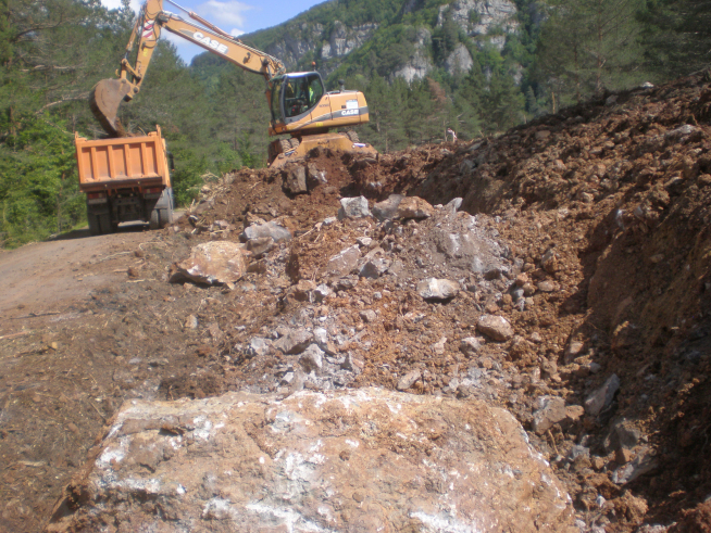 Construcción de la vía de acceso a Espés Alto, en el municipio ribagorzano de Laspaúles.