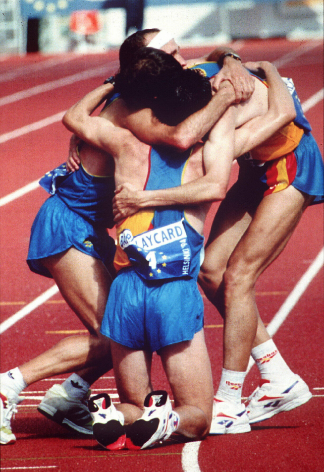 Los atletas Diego García (izquierda), Martin y Alberto Juzdado, tras haber conseguido un triplete histórico en la prueba de maratón en el Europeo de Helsinki 1994 con las medallas de oro, plata y bronce.