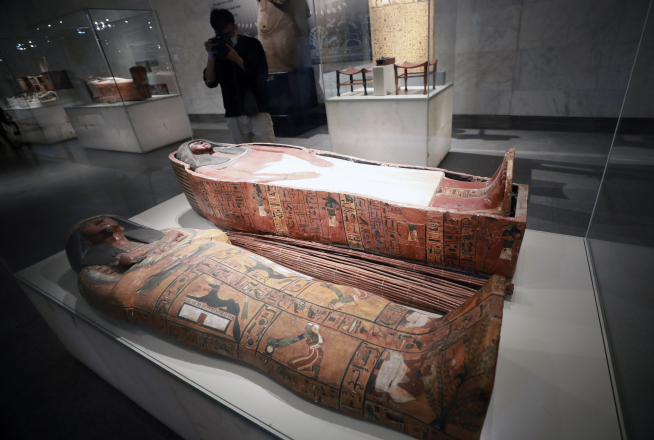 Cairo (Egypt), 04/04/2021.- The coffin of Sennedjem (New Kingdom, 19th dynasty, Deir el-?Medina, Thebes) on display at the National Museum of Egyptian Civilization during its reopening in Old Cairo, Egypt, 04 April 2021. The museum reopens a day after a parade, called The Pharaohs' Golden Parade, saw 22 ancient Egyptian royal mummies - 18 kings and four queens - transferred from the Egyptian Museum in Tahrir Square to their new resting place at the National Museum of Egyptian Civilization in Fustat on 03 April 2021. The mummies will be put on display to the general public in the museum's Royal Hall of Mummies from 18 April 2021. (Abierto, Egipto) EFE/EPA/KHALED ELFIQI National Museum of Egyptian Civilization reopens