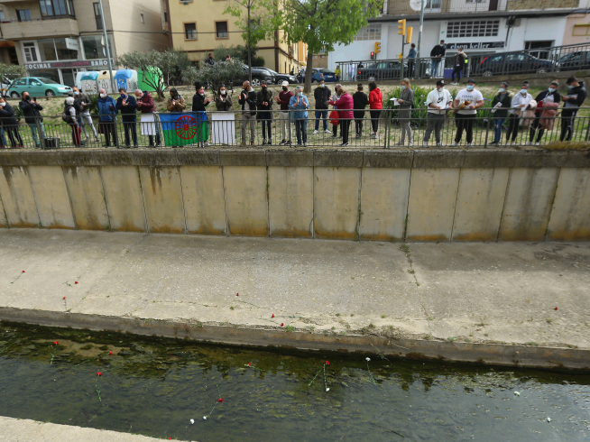 La ceremonia del río pretende homenajear a las víctimas gitanas del holocausto arrojando claveles.