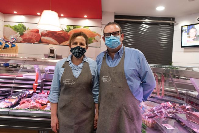 Ana Chaverri y Javier Gállego están al frente de la carnicería Chaverri, en la calle Miguel Artigas de Oliver.