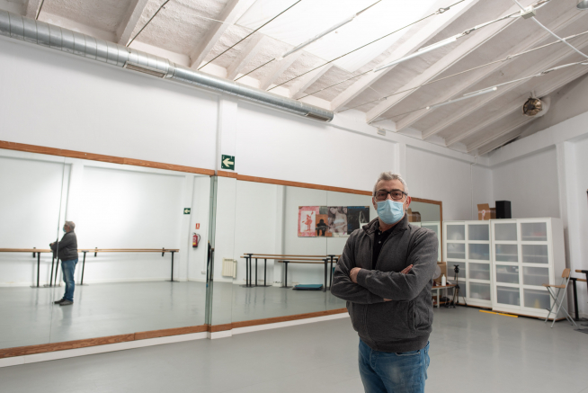 Antonio Almenara, en una de las salas de su centro de danza del barrio Oliver