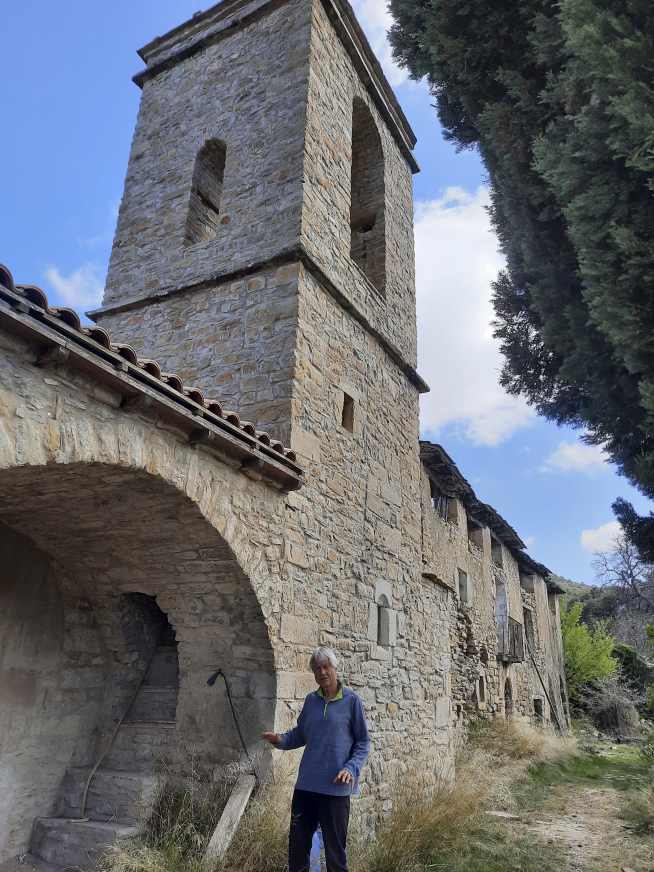 La iglesia de San Miguel de la localidad es propiedad de Kurt Fridez, la primera que vendió el Obispado de Barbastro-Monzón.