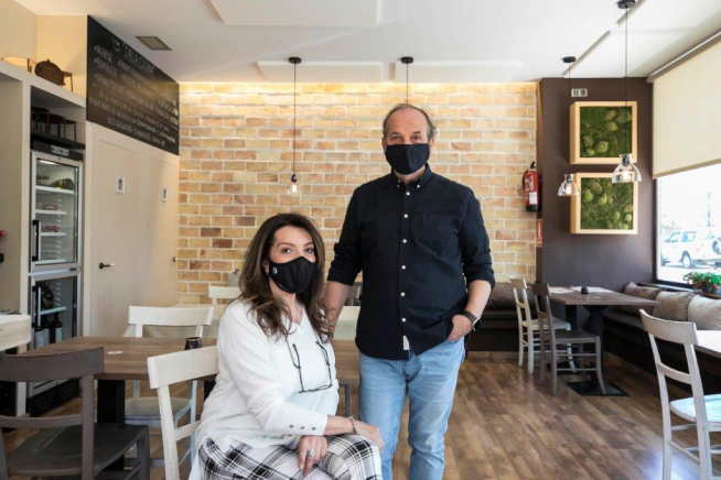 Gino Sella y su esposa, en el restaurante italiano Il Buco.