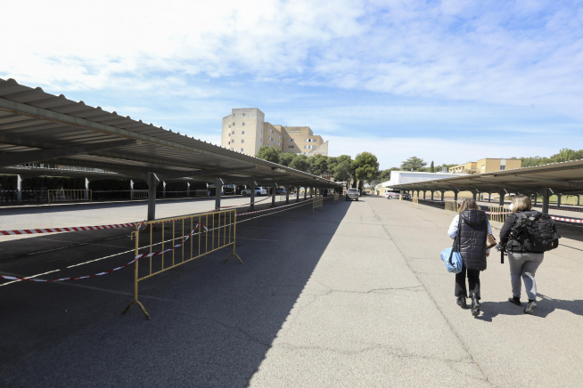 El parquin trasero del hospital San Jorge de Huesca ha quedado cerrado para acometer las obras de las nuevas Urgencias.