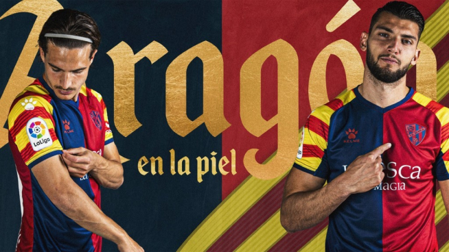 Seoane y Rafa Mir con la camiseta especial diseñada por la SD Huesca con motivo de la festividad de San Jorge.
