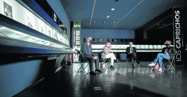 Eduardo Sanz, Ana Sesé, José Luis Rodrigo Escrig y Ana Sánchez debatieron en la penumbra de la sala del Museo Goya, donde se exponen los grabados, concretamente en el ala dedicada a los 'Caprichos'
