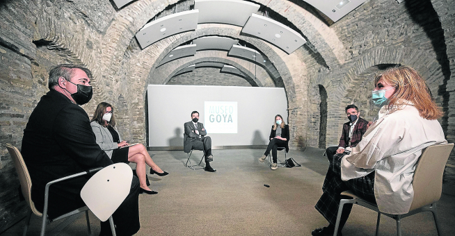 Juan Manuel Chicote, Ana Solana, Javier Galdós, Esther Borao y Pedro Pablo Andreu, durante el debate en la sala de audiovisuales y conferencias del Museo Goya