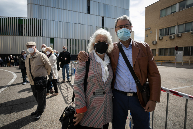 Ofelia Masso, junto a su marido, Luis Fernández, antes de recibir la vacuna de Janssen en la carpa del Clínico.