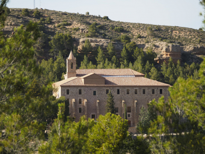 El monasterio está a 4 kilómetros de Estercuel, en plena naturaleza.