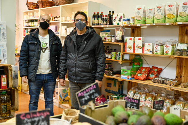 Marco López y su padre, están al frente del supermercado A Zesta Berda.