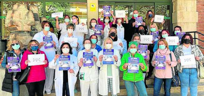 Los Técnicos en Cuidados de Enfermería (TCE) de Aragón en el hospital Obispo Polanco, este miércoles en las concentraciones convocadas por SAE