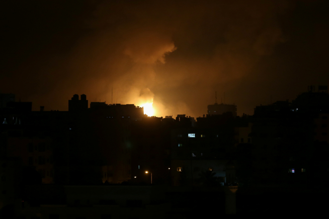 Smoke and flame rise as hostilities between Israel and Hamas escalate, in Gaza May 13, 2021. REUTERS/Ibraheem Abu Mustafa[[[REUTERS VOCENTO]]] ISRAEL-PALESTINIANS/