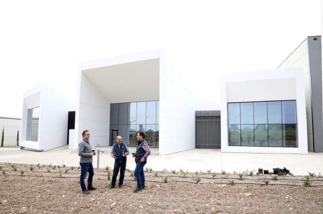 Los enólogos Fernando Ballesteros, Javier Vela y Javier Baselga, en la parte trasera del nuevo edificio.