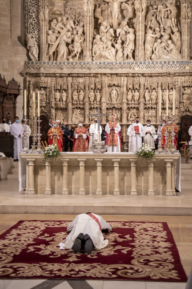 Momento del rezo de las letanías en la catedral de Huesca con Kevin de Jesús Urbina postrado en tierra en señal de humildad, de amor y de donación a Dios.