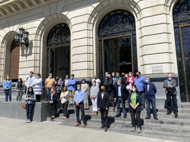 Concentración a las puertas de la Diputación de Zaragoza en repulsa por el asesinato de Katia.