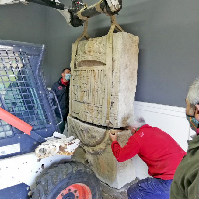 Trabajo de acondicionamiento de los escudos de la Ciudadela de Jaca