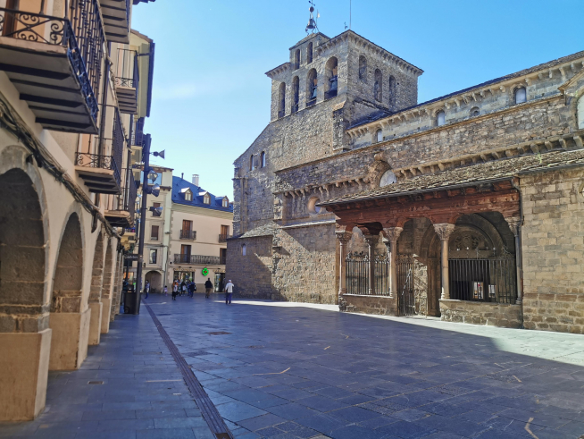 Imagen que presentaba la plaza de la Catedral de Jaca este martes por la tarde