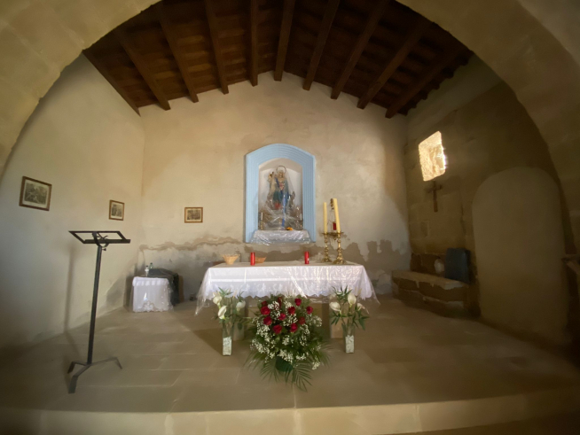 Interior de la ermita de Nuestra Señora del Castillo de Alberuela de Tubo.