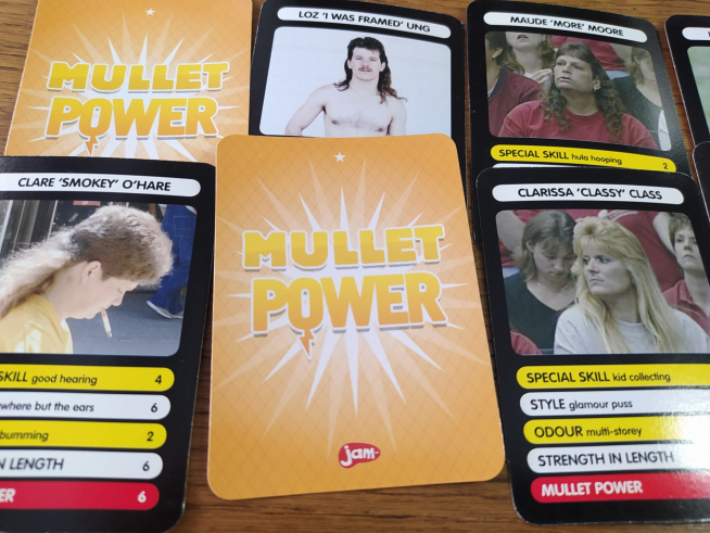 Una baraja de cartas que aborda con humor los cortes 'mullets' más feos.