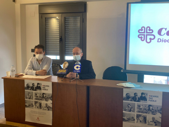 Marcos Lera, director de Cáritas Diocesa de Jaca, junto al obispo, Julián Ruiz, en la presentación de la memoria de 2020.