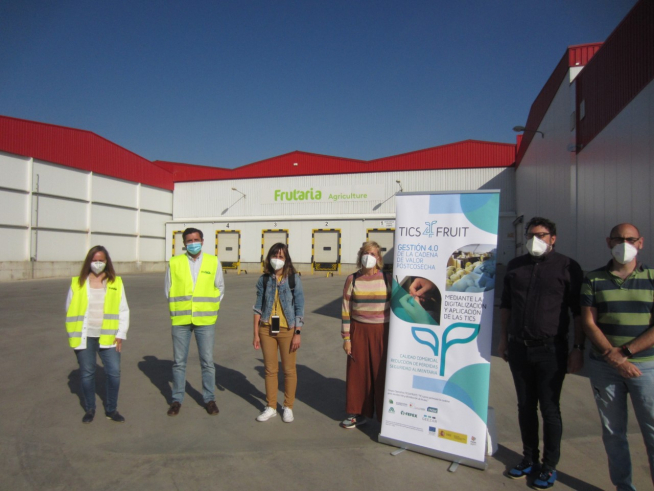 Miembros del grupo operativo en las instalaciones de la empresa aragonesa Frutaria.