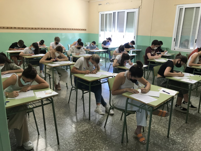 Alumnos del IES Ramón y Cajal de Huesca examinándose de la Evau.