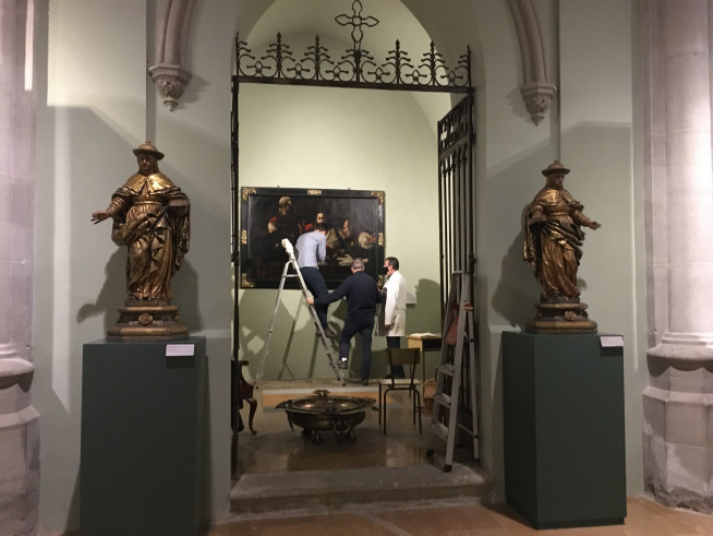 Los investigadores del Campus de Huesca trabajando en el cuadro Los discípulos de Emaús el Museo Diocesano de Huesca.