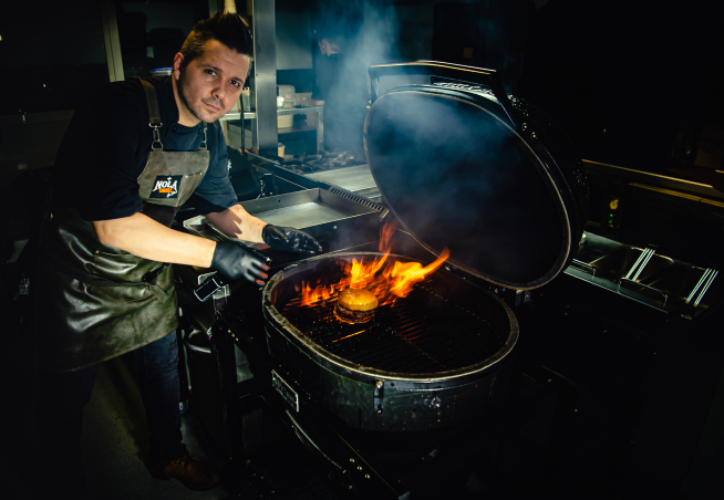 El chef Alex Viñal, de Nola Smoke