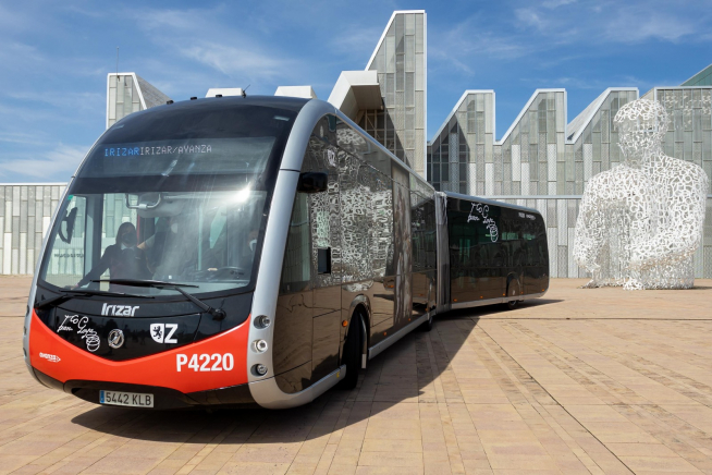 El nuevo autobús eléctrico, junto al palacio de Congresos de la Expo.