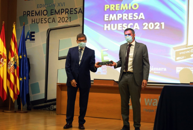 El vicepresidente de Aragón, Arturo Aliaga, entregando el Premio Empresa Huesca 2021 a Francesco Pini, de Litera Meat.