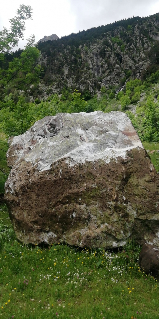 Imagen de la roca desprendida de la ladera del balneario de Panticosa.