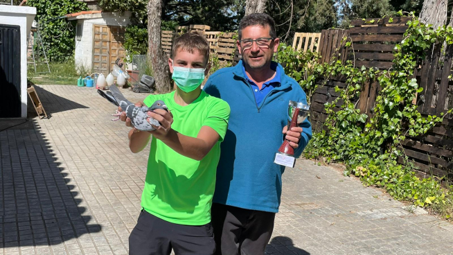 Carlos Garcés, junto a su padre, con el palomo que ganó el campeonato juvenil en Aragón esta temporada.