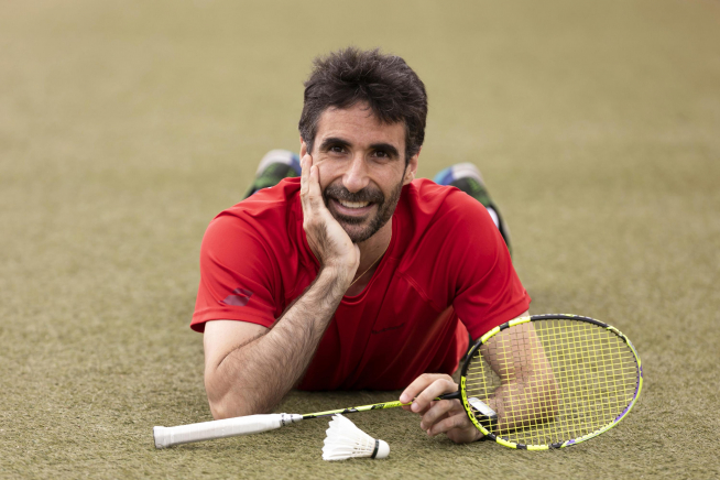 Pablo Abián, sonriente con su inseparable raqueta de bádminton en Madrid, donde entrena desde hace 18 años.